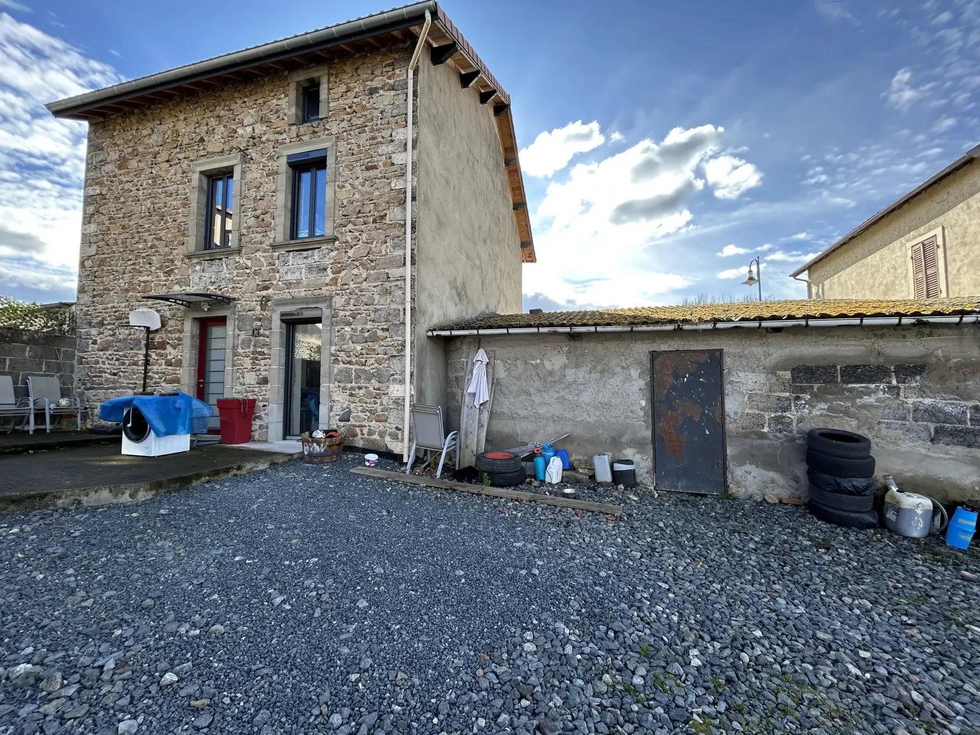 Charmante maison de 110m² avec terrain et dépendances à Puy Guillaume