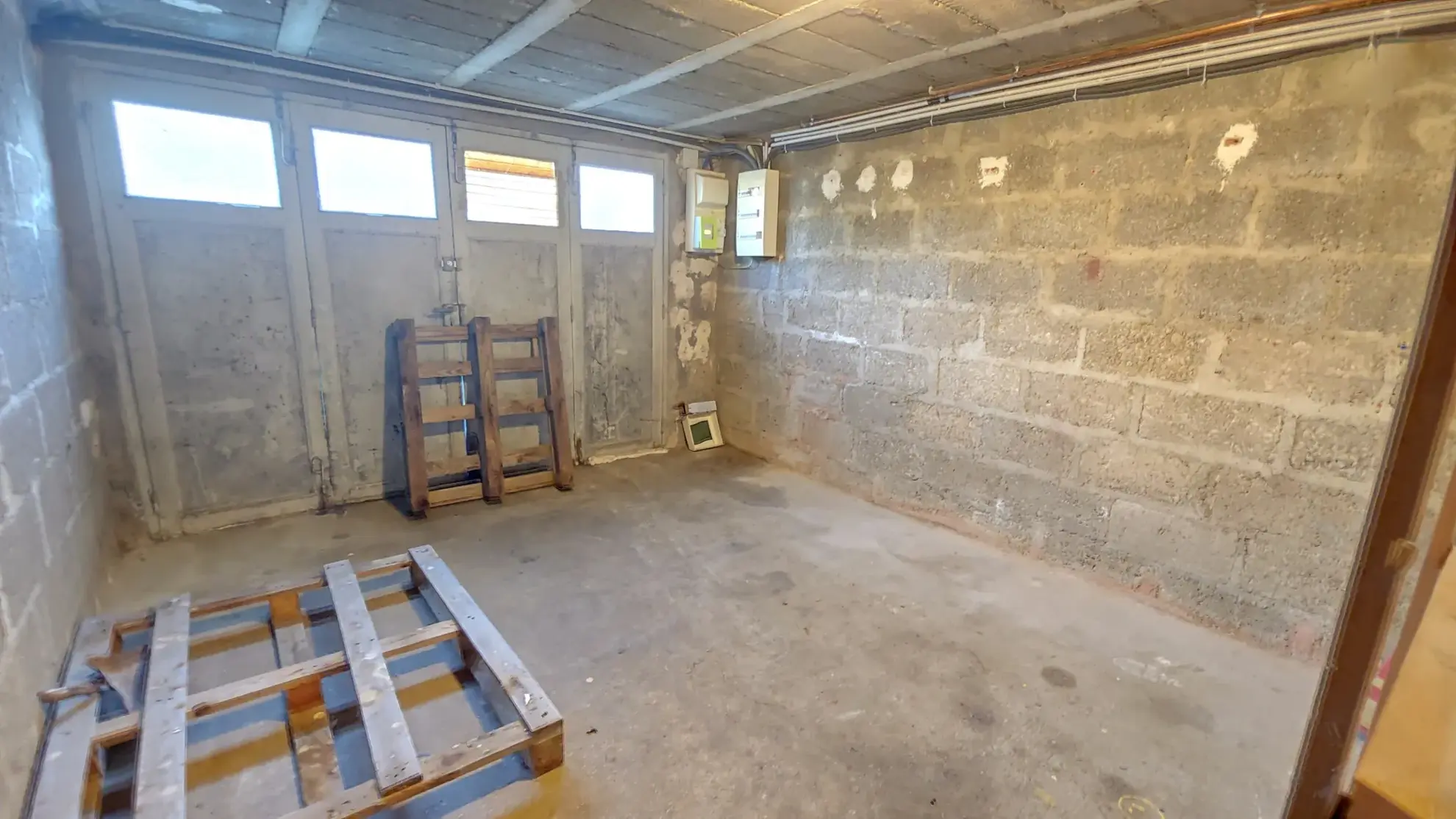 Vente maison à Moneteau - 2 chambres, terrasse, sous-sol aménagé, environnement calme 