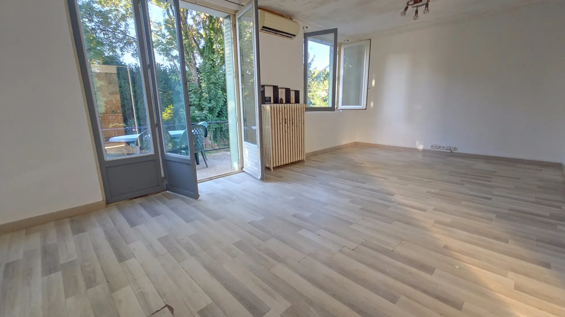 Vente maison à Moneteau - 2 chambres, terrasse, sous-sol aménagé, environnement calme 