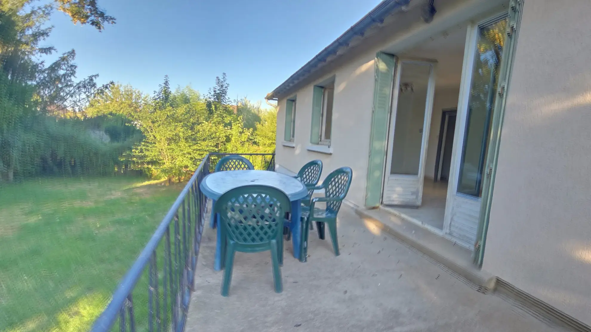 Vente maison à Moneteau - 2 chambres, terrasse, sous-sol aménagé, environnement calme 