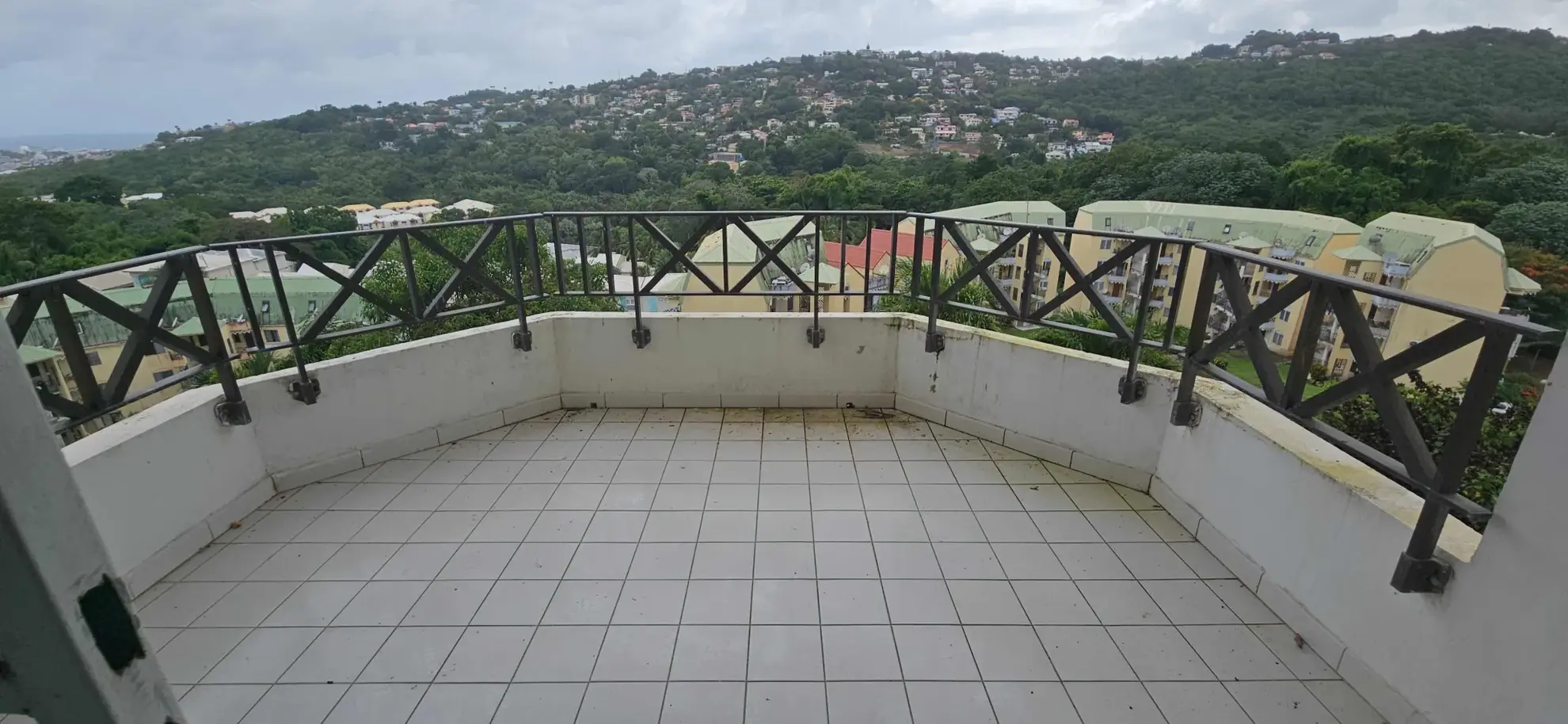 Appartement T3 en souplex à Fort-de-France proche du CHU avec vue mer 