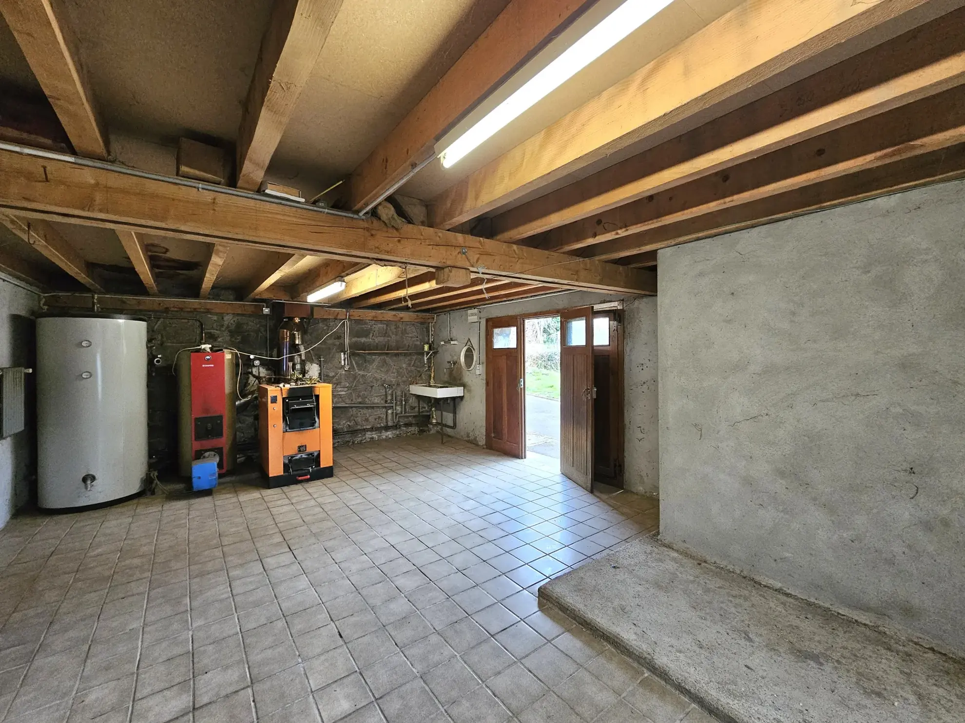 Maison familiale de 157 m² avec grange et jardin à Charensat 