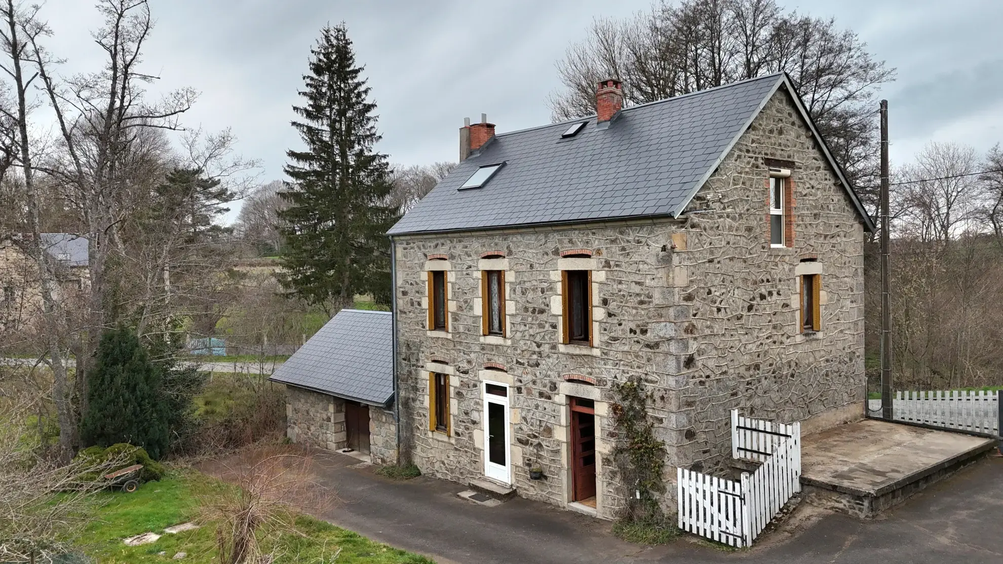 Maison familiale de 157 m² avec grange et jardin à Charensat