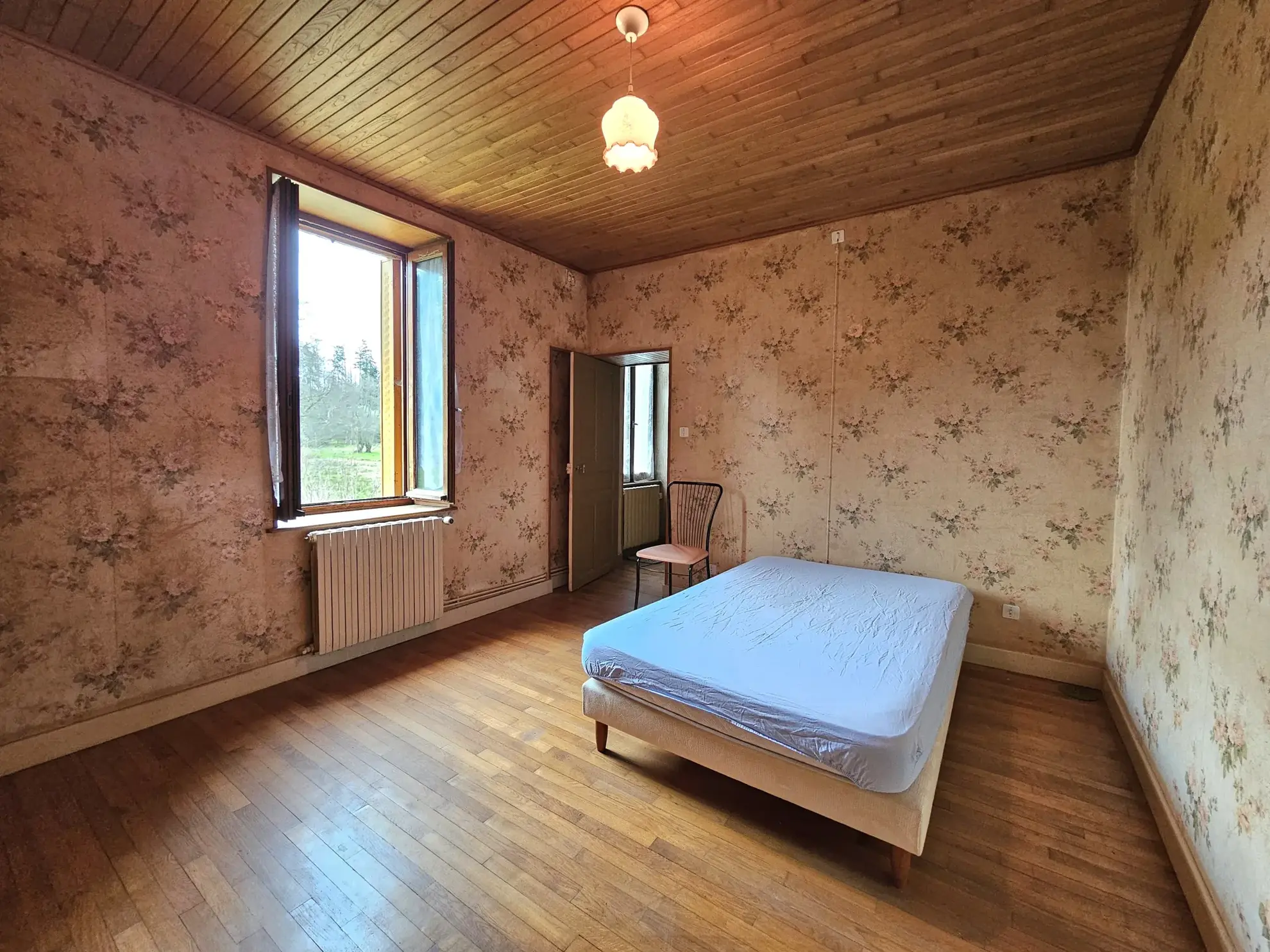 Maison familiale de 157 m² avec grange et jardin à Charensat 