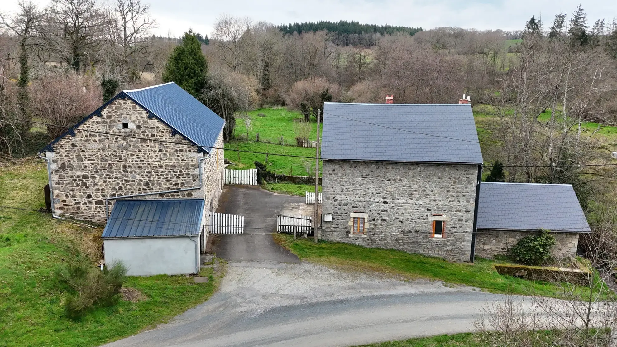Maison familiale de 157 m² avec grange et jardin à Charensat 
