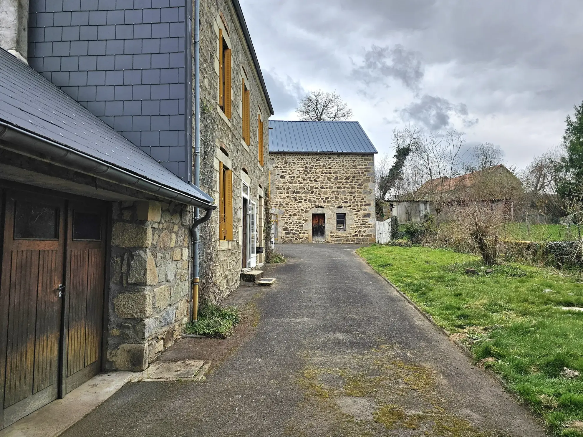 Maison familiale de 157 m² avec grange et jardin à Charensat 