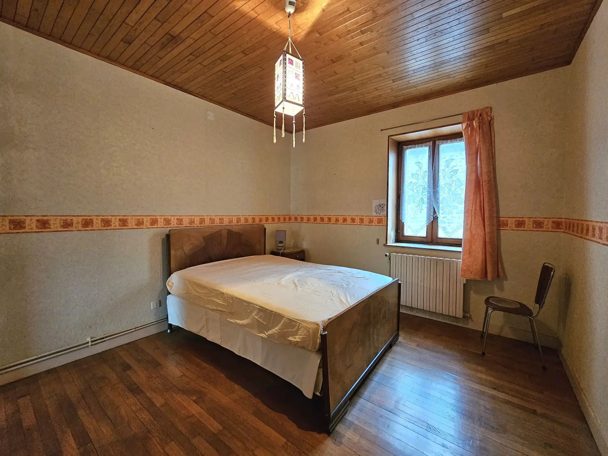 Maison familiale de 157 m² avec grange et jardin à Charensat 