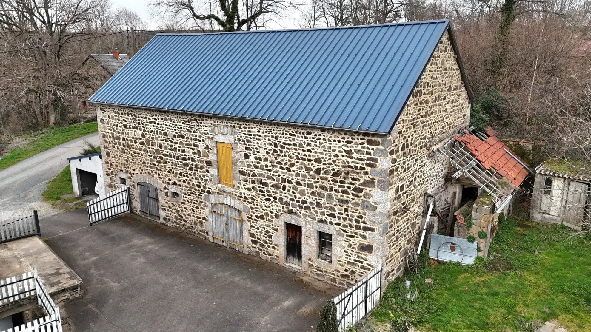 Maison familiale de 157 m² avec grange et jardin à Charensat 