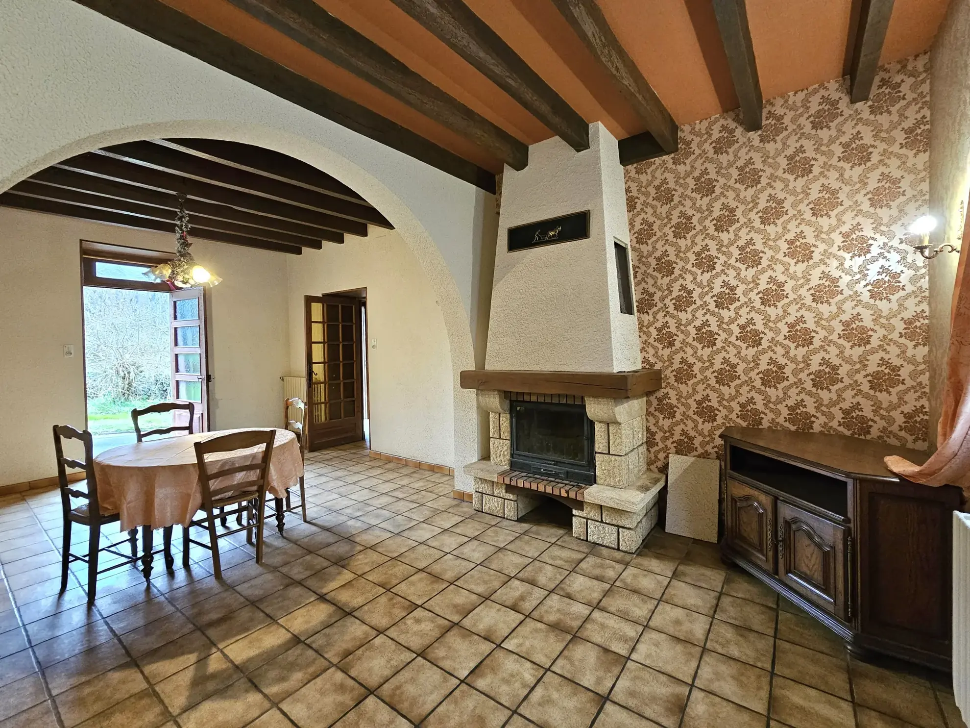 Maison familiale de 157 m² avec grange et jardin à Charensat 