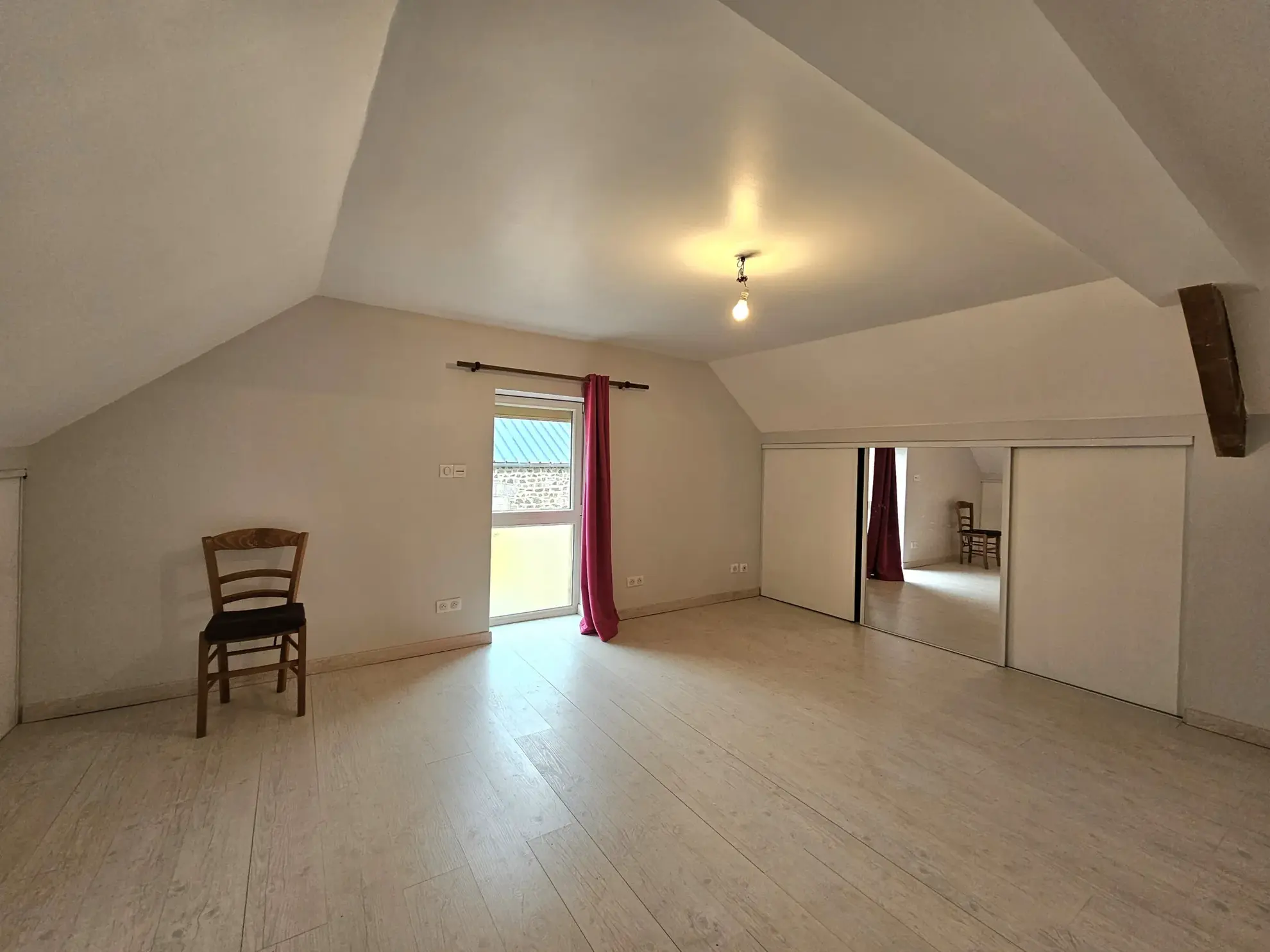 Maison familiale de 157 m² avec grange et jardin à Charensat 