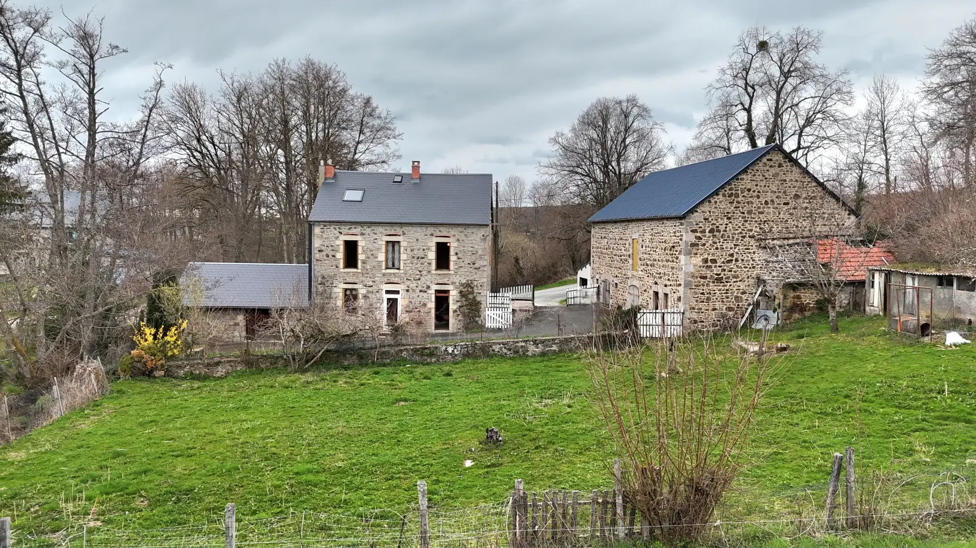 Maison familiale de 157 m² avec grange et jardin à Charensat 