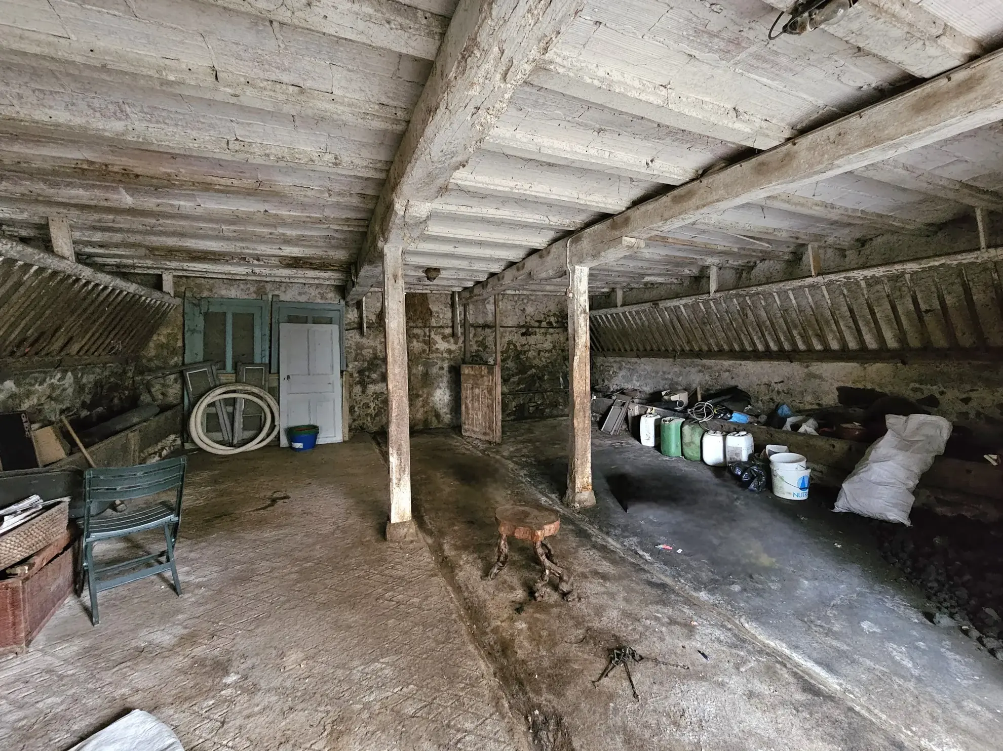 Maison familiale de 157 m² avec grange et jardin à Charensat 