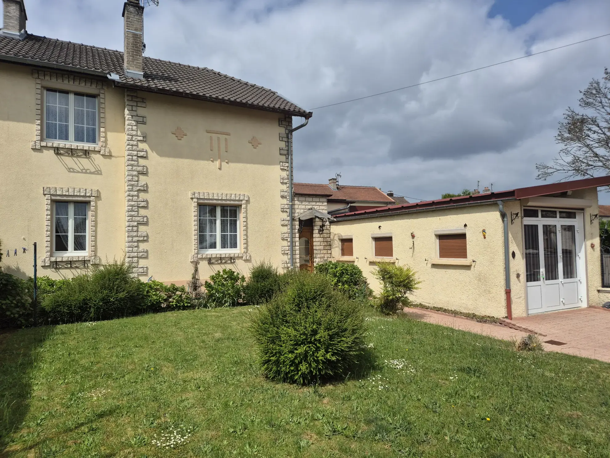 Maison à vendre de 74m² à Marnaval, 2 chambres, jardin, garage en exclusivité