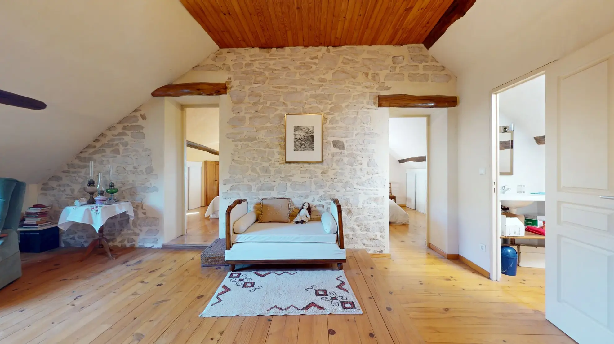 Charmante maison en pierre avec piscine et vue imprenable à Gendrey 