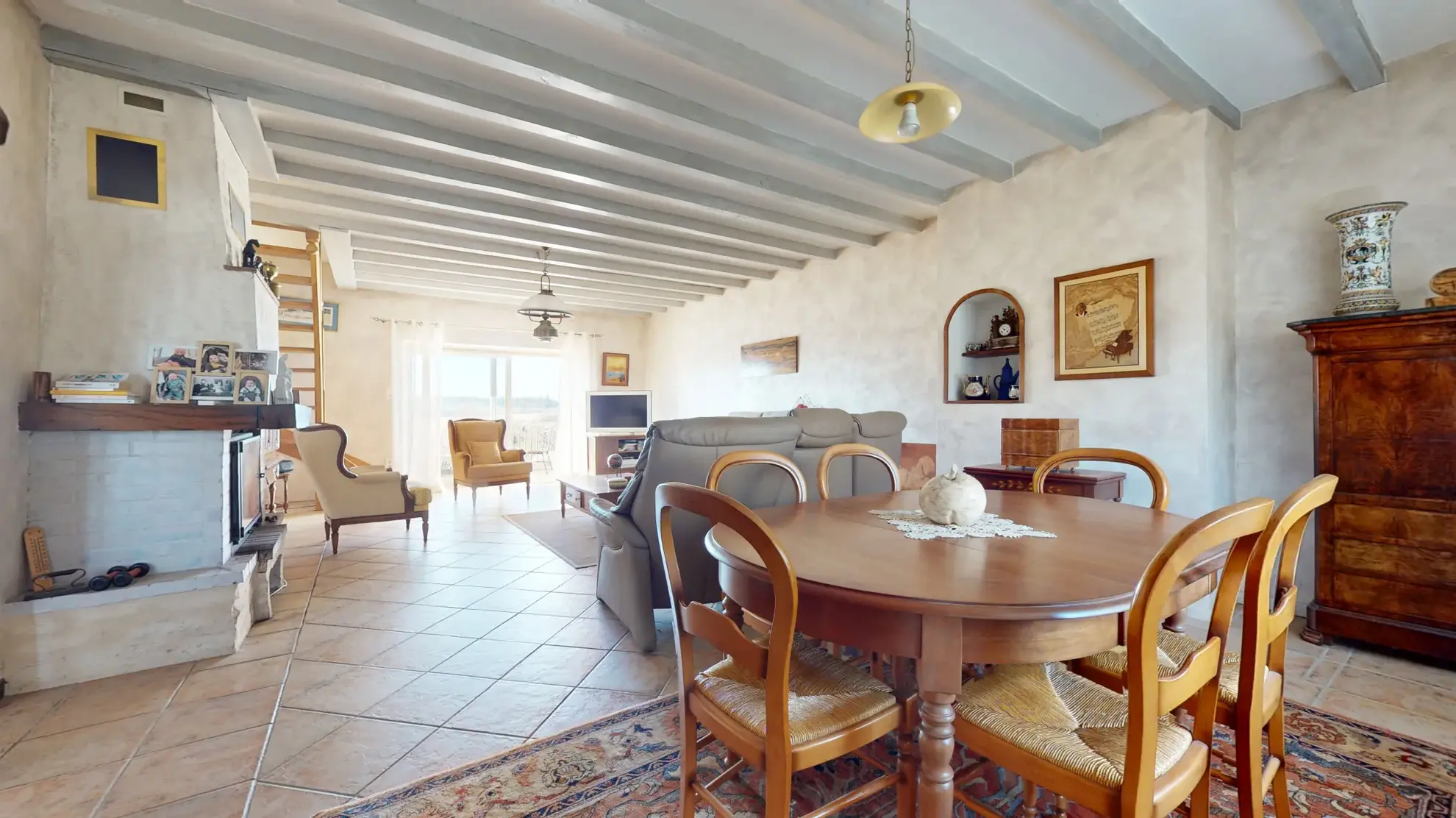 Charmante maison en pierre avec piscine et vue imprenable à Gendrey 