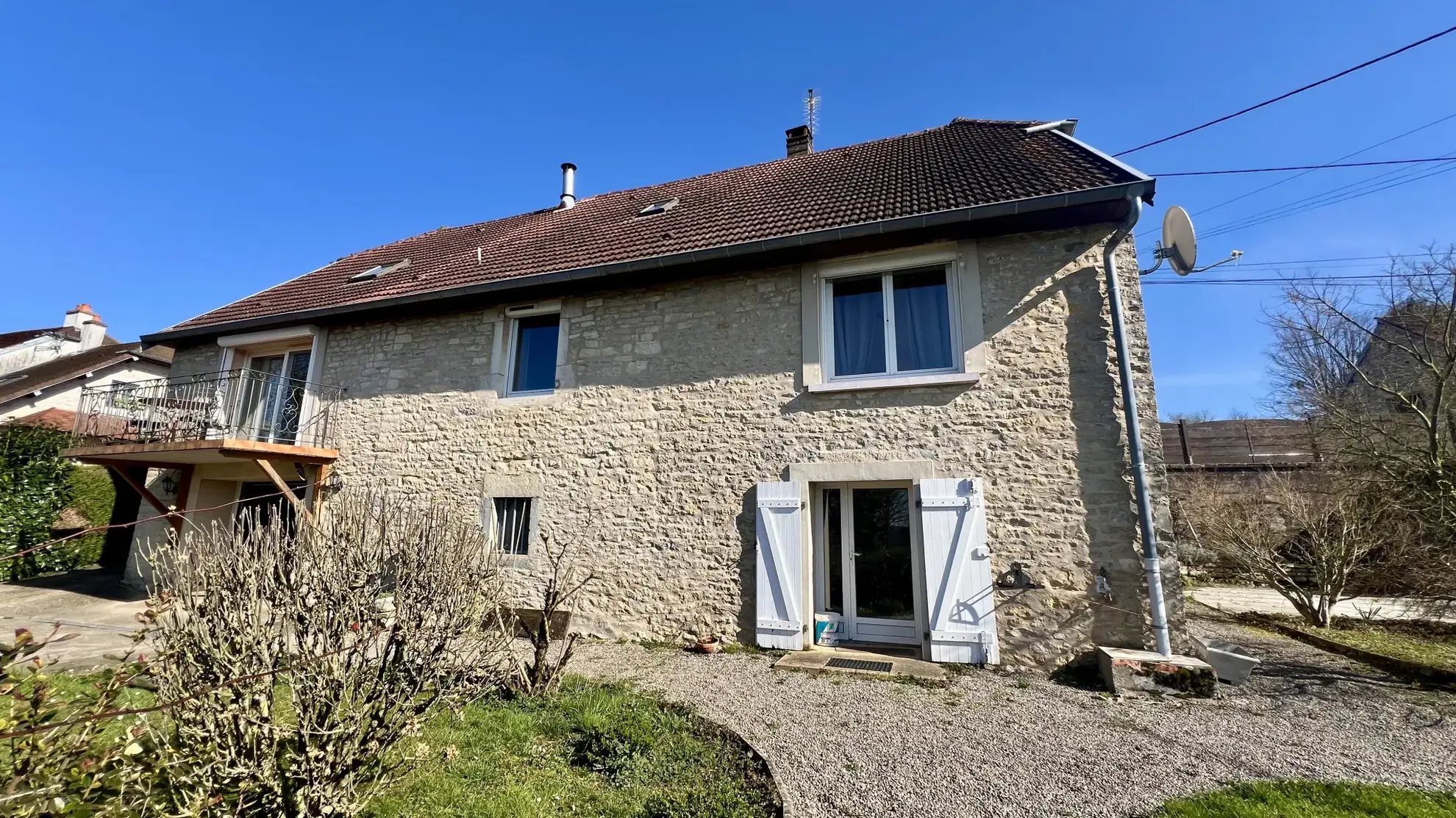 Charmante maison en pierre avec piscine et vue imprenable à Gendrey 