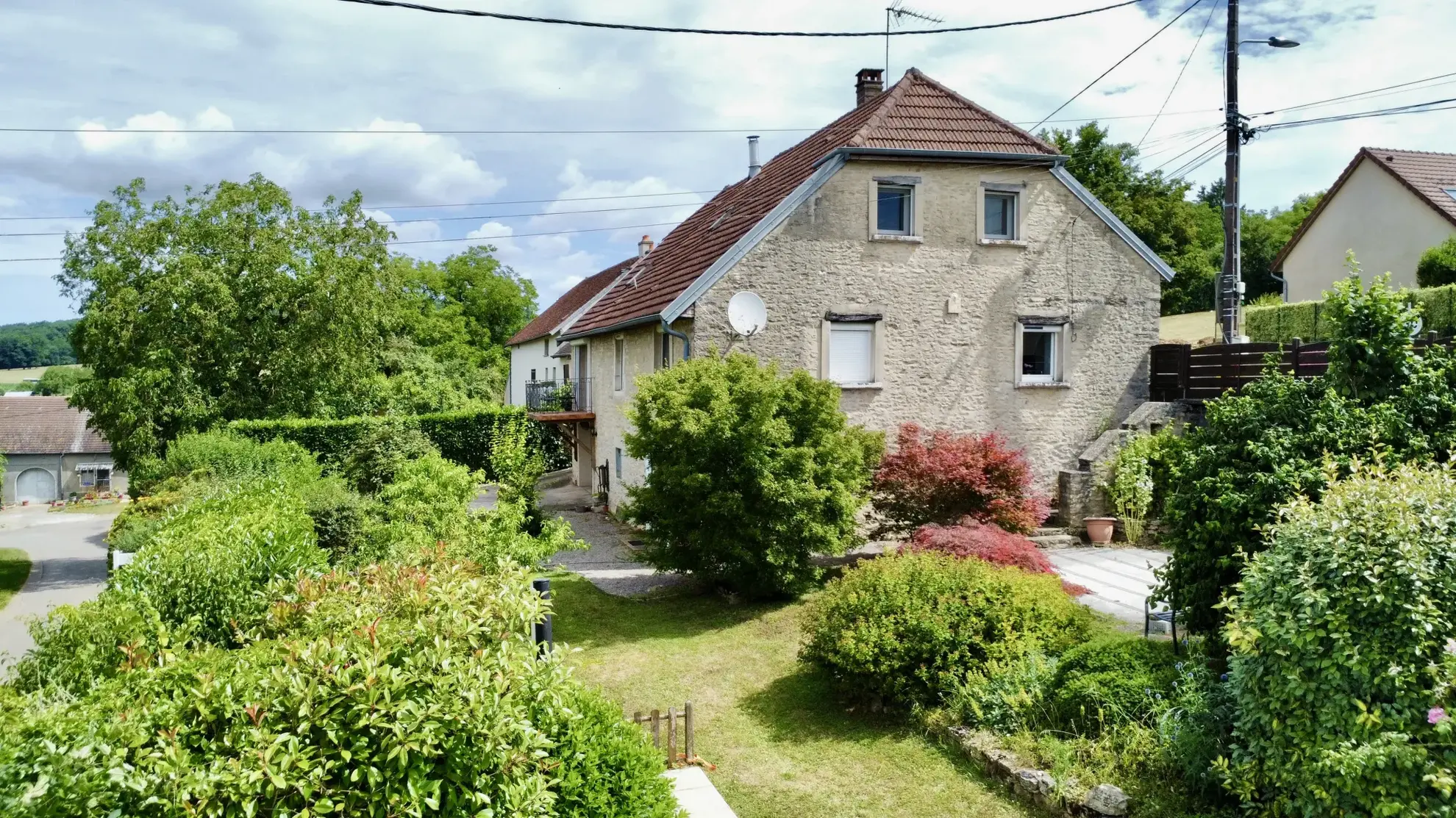 Charmante maison en pierre avec piscine et vue imprenable à Gendrey 