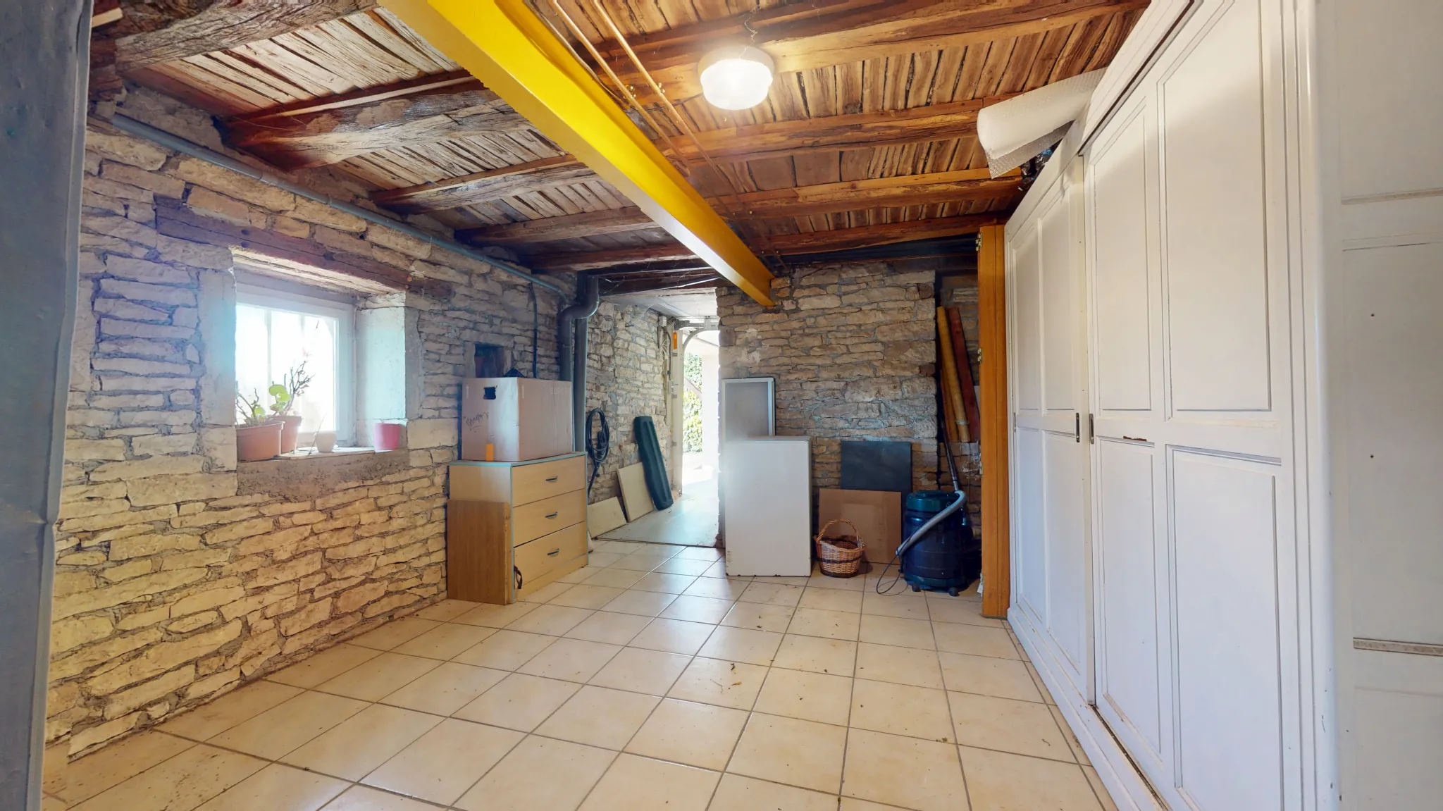 Charmante maison en pierre avec piscine et vue imprenable à Gendrey 