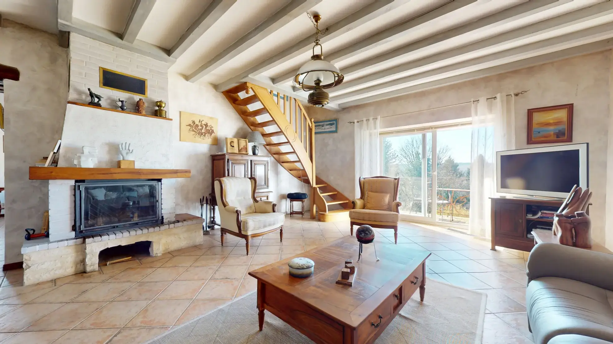 Charmante maison en pierre avec piscine et vue imprenable à Gendrey 