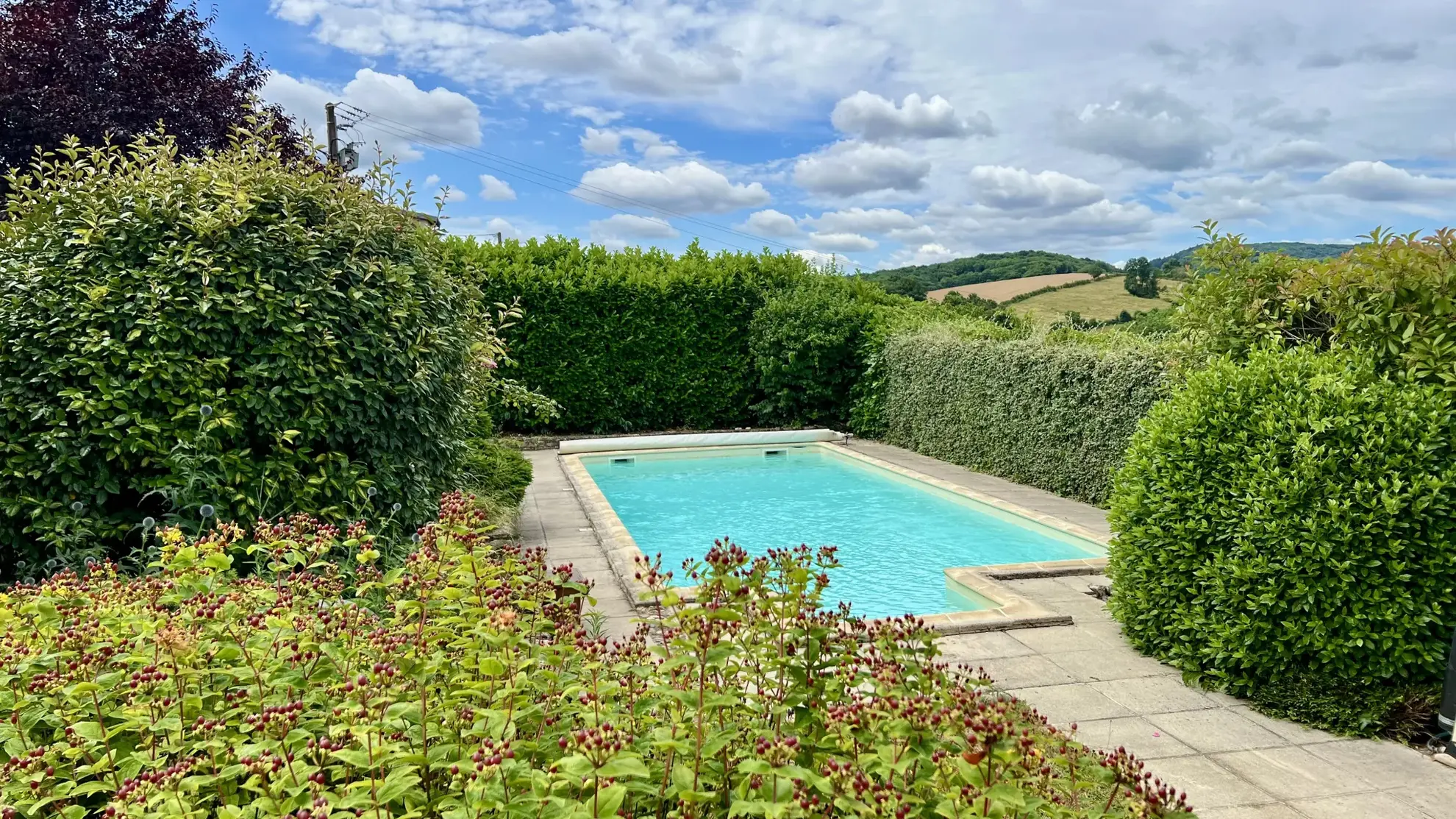 Charmante maison en pierre avec piscine et vue imprenable à Gendrey 