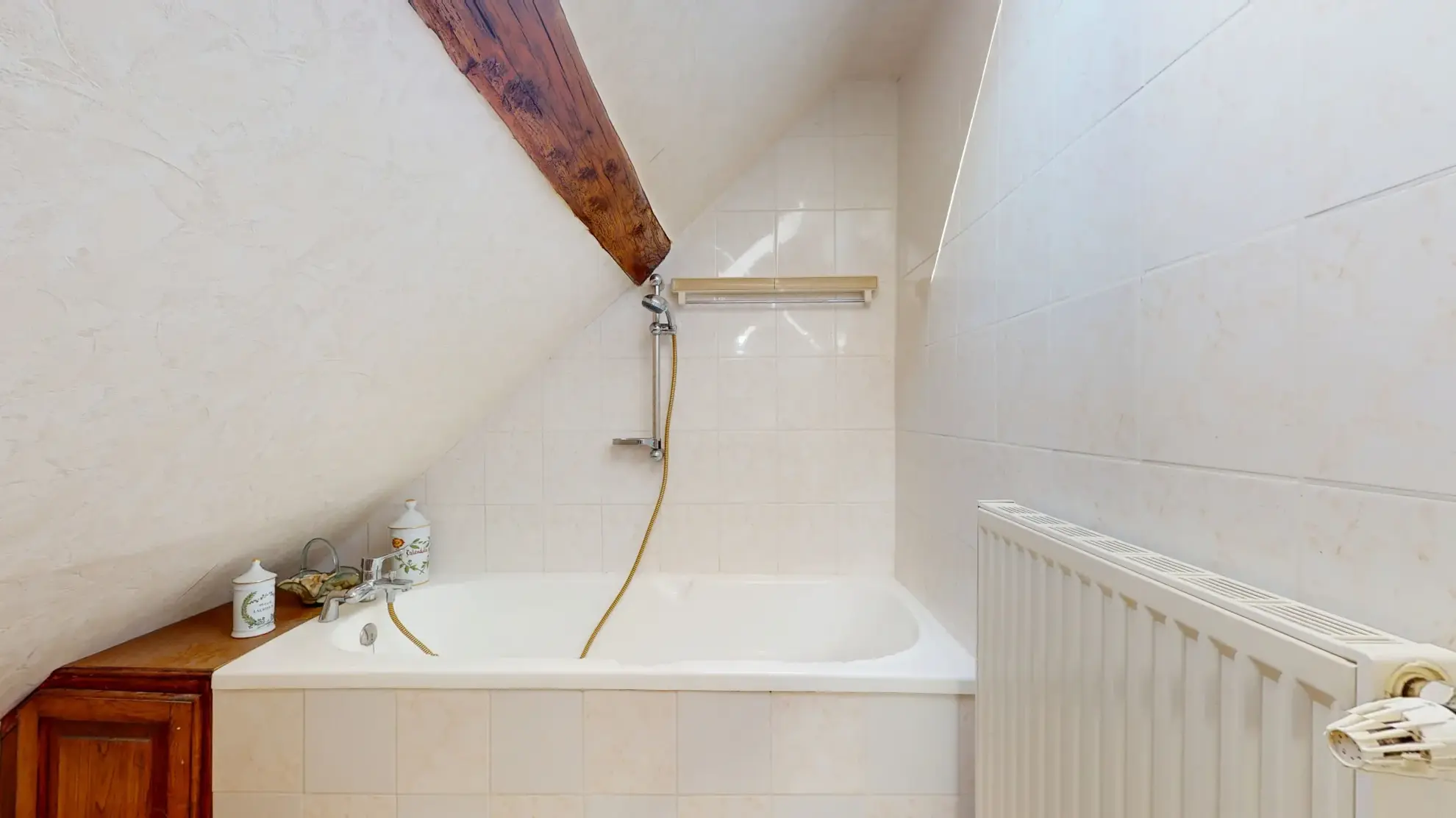 Charmante maison en pierre avec piscine et vue imprenable à Gendrey 