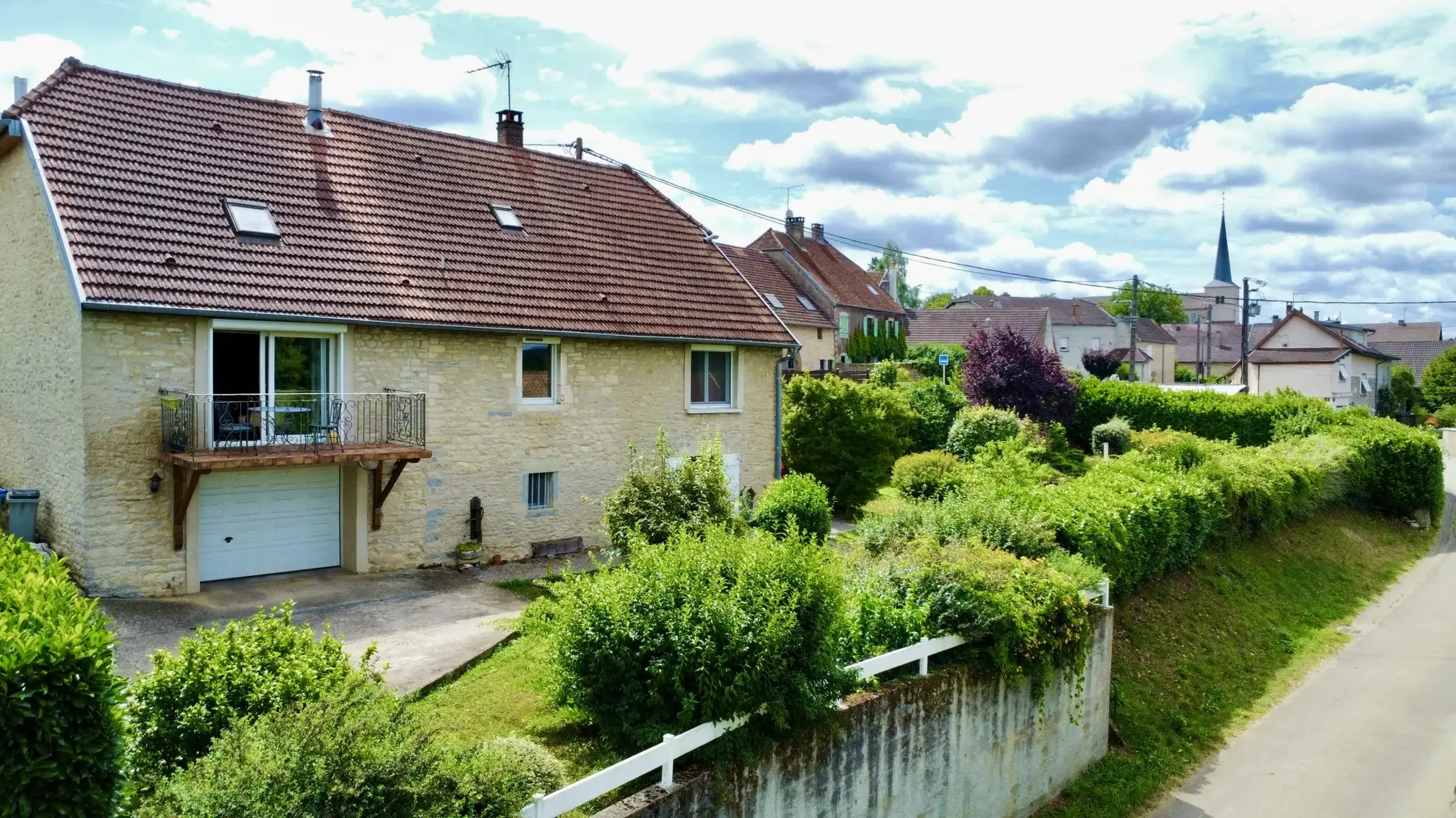 Charmante maison en pierre avec piscine et vue imprenable à Gendrey