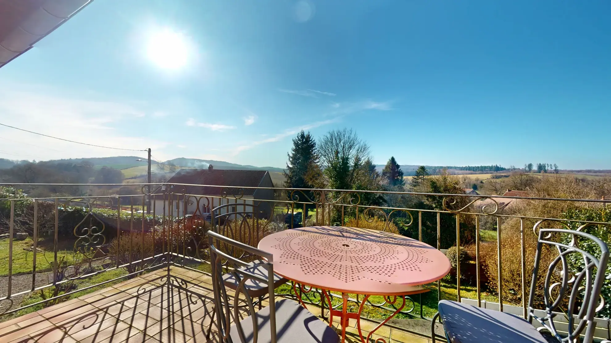 Charmante maison en pierre avec piscine et vue imprenable à Gendrey 