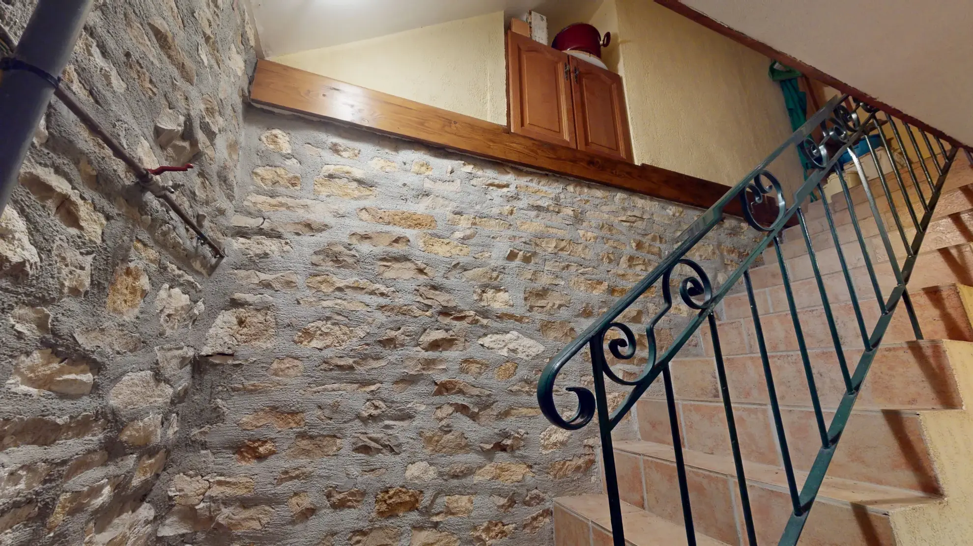 Charmante maison en pierre avec piscine et vue imprenable à Gendrey 