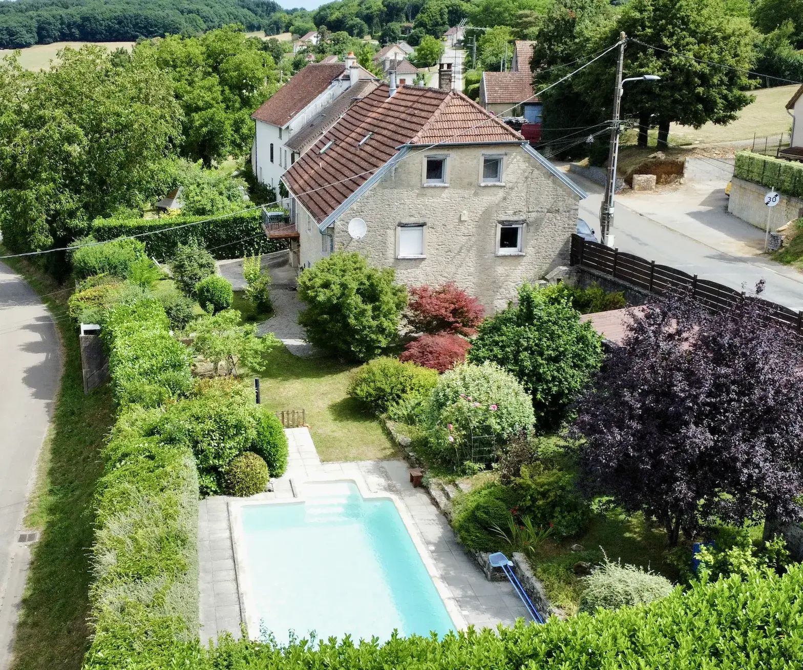 Charmante maison en pierre avec piscine et vue imprenable à Gendrey 