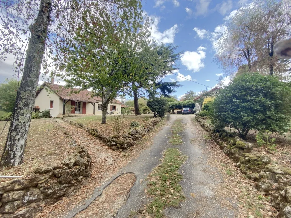 Maison de campagne à vendre entre Périgueux et Bergerac dans le Périgord 