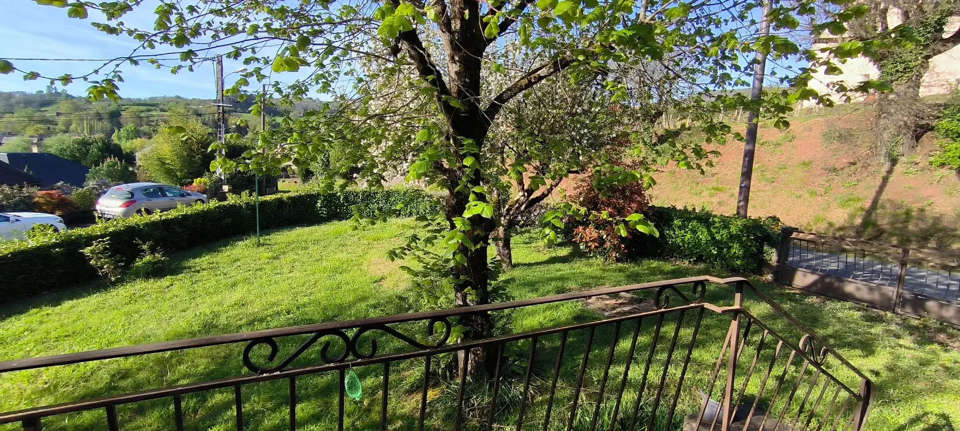 Maison 140 m² avec vue dégagée et jardin arboré à Clairvaux d’Aveyron 