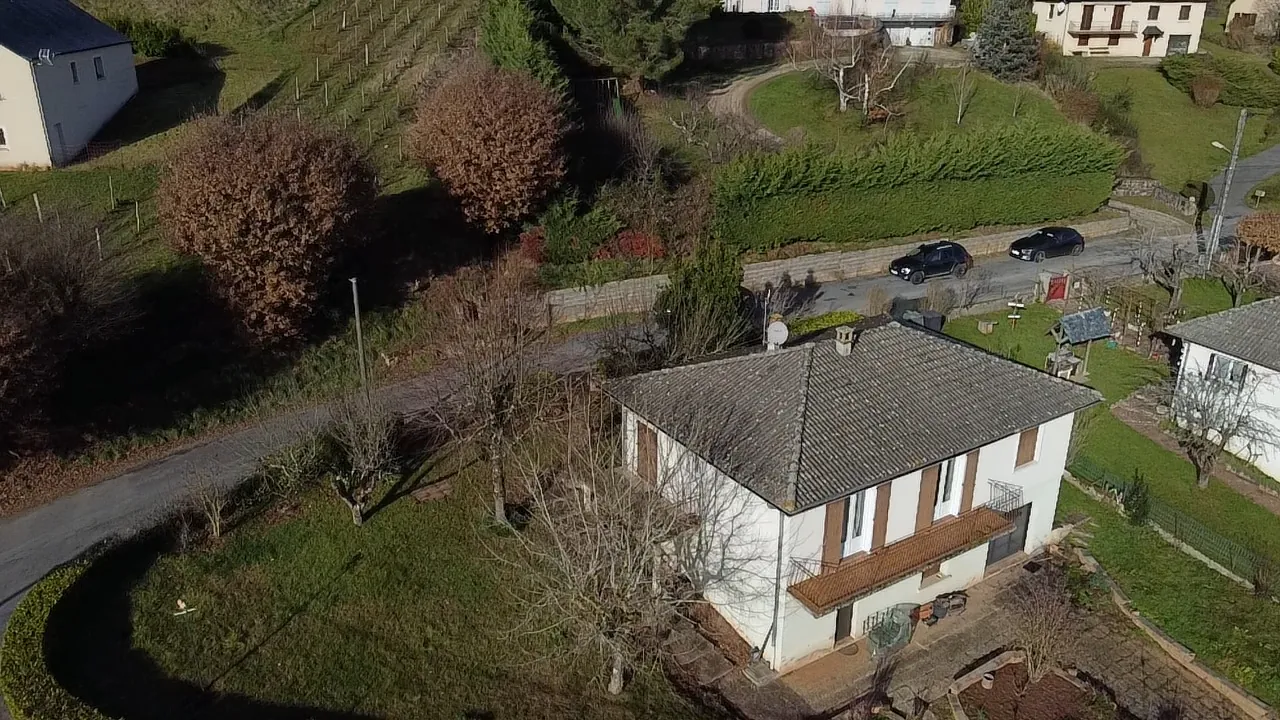 Maison 140 m² avec vue dégagée et jardin arboré à Clairvaux d’Aveyron 