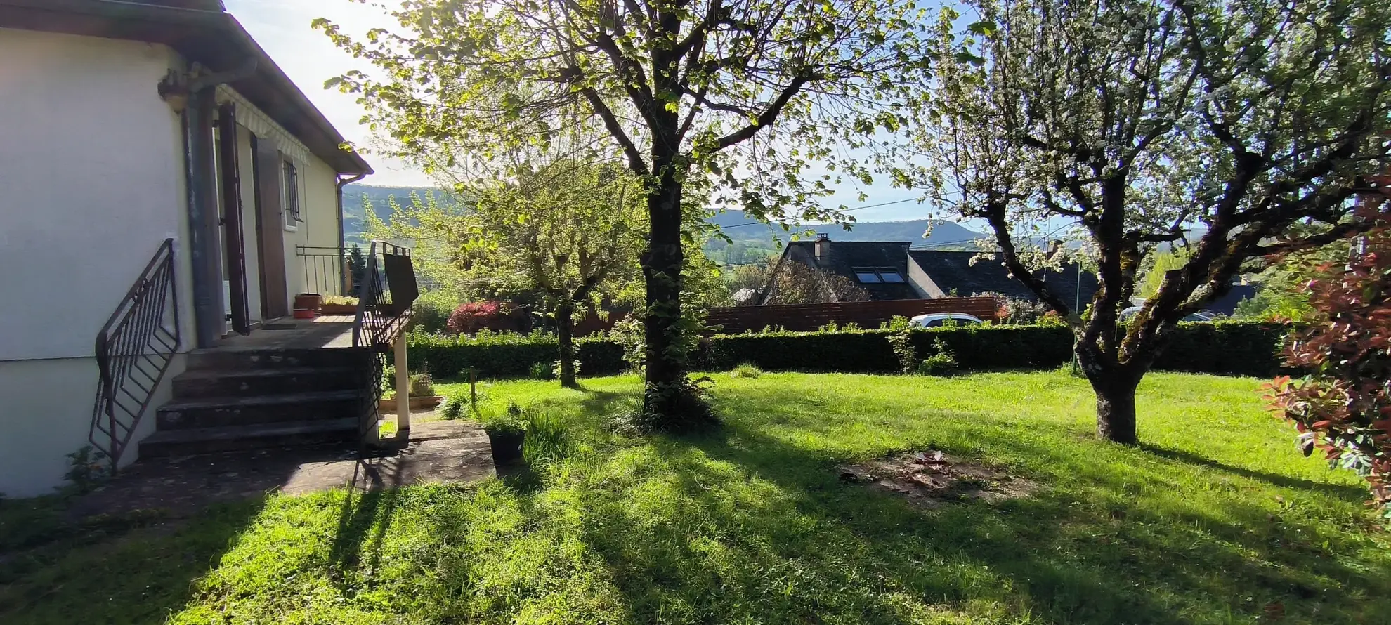 Maison 140 m² avec vue dégagée et jardin arboré à Clairvaux d’Aveyron 