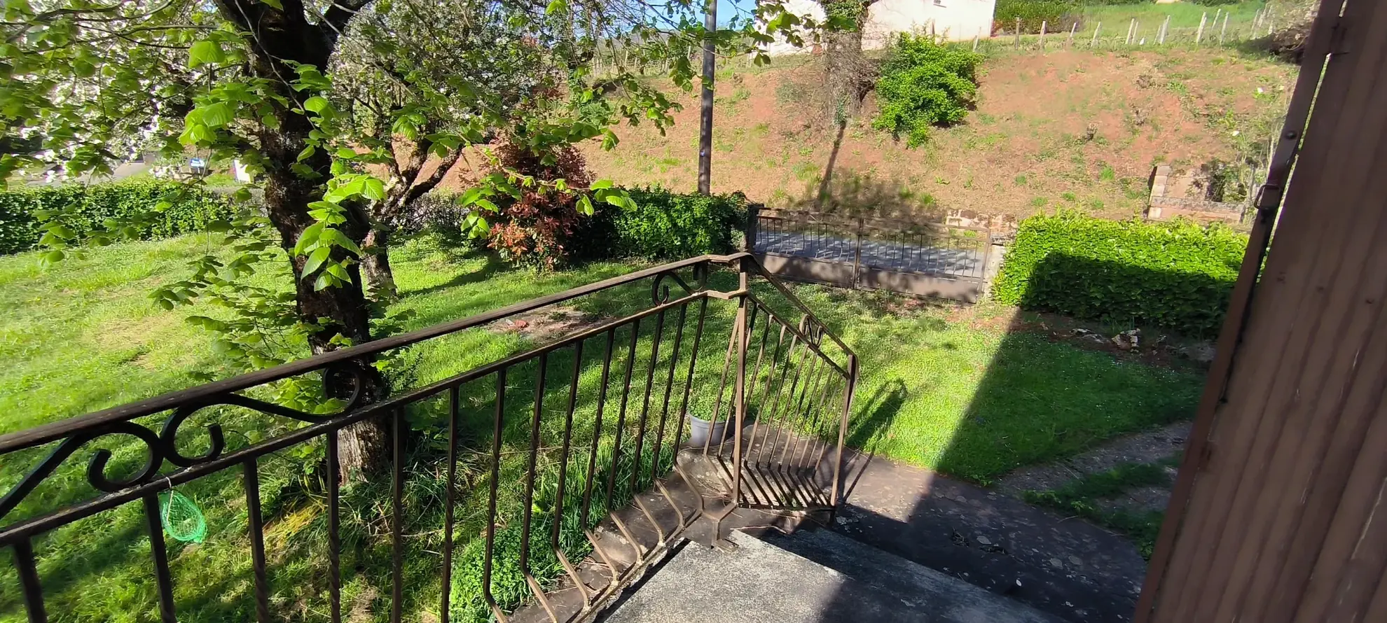 Maison 140 m² avec vue dégagée et jardin arboré à Clairvaux d’Aveyron 