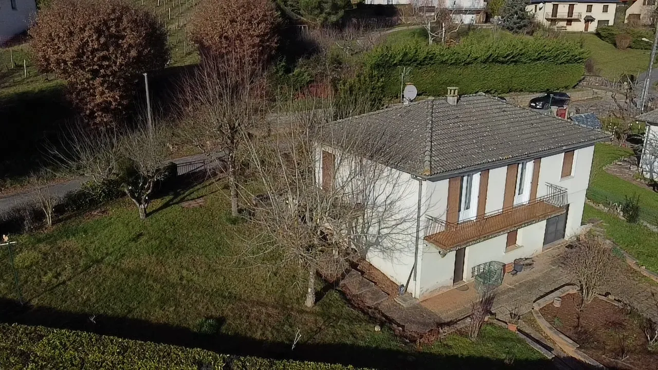 Maison 140 m² avec vue dégagée et jardin arboré à Clairvaux d’Aveyron 