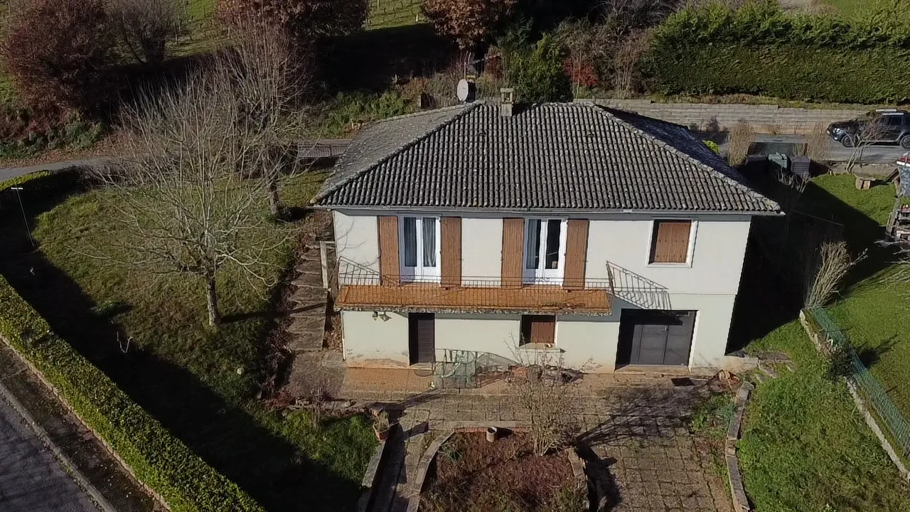 Maison 140 m² avec vue dégagée et jardin arboré à Clairvaux d’Aveyron 