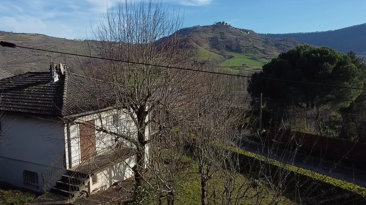 Maison 140 m² avec vue dégagée et jardin arboré à Clairvaux d’Aveyron 