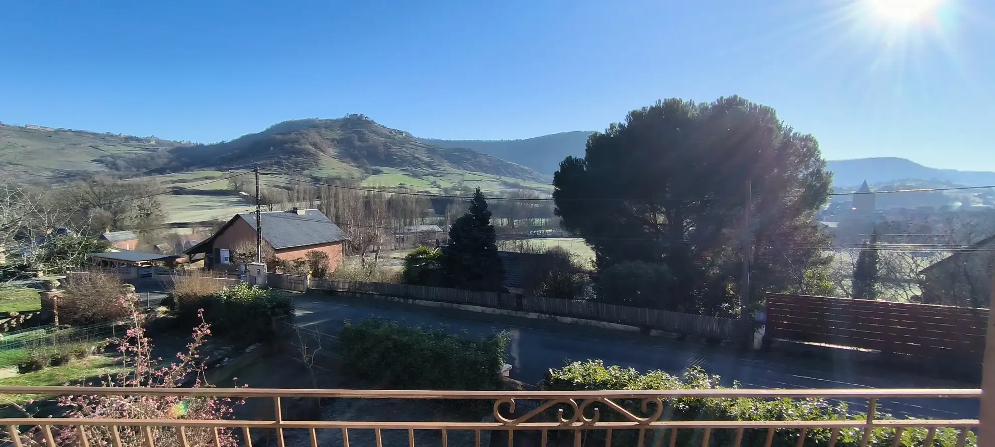 Maison 140 m² avec vue dégagée et jardin arboré à Clairvaux d’Aveyron 