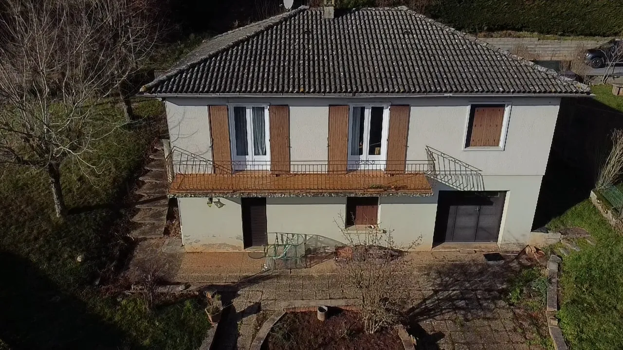Maison 140 m² avec vue dégagée et jardin arboré à Clairvaux d’Aveyron 