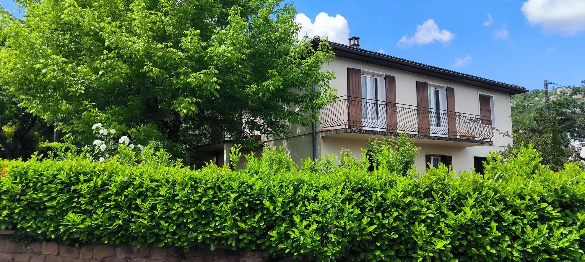 Maison 140 m² avec vue dégagée et jardin arboré à Clairvaux d’Aveyron 
