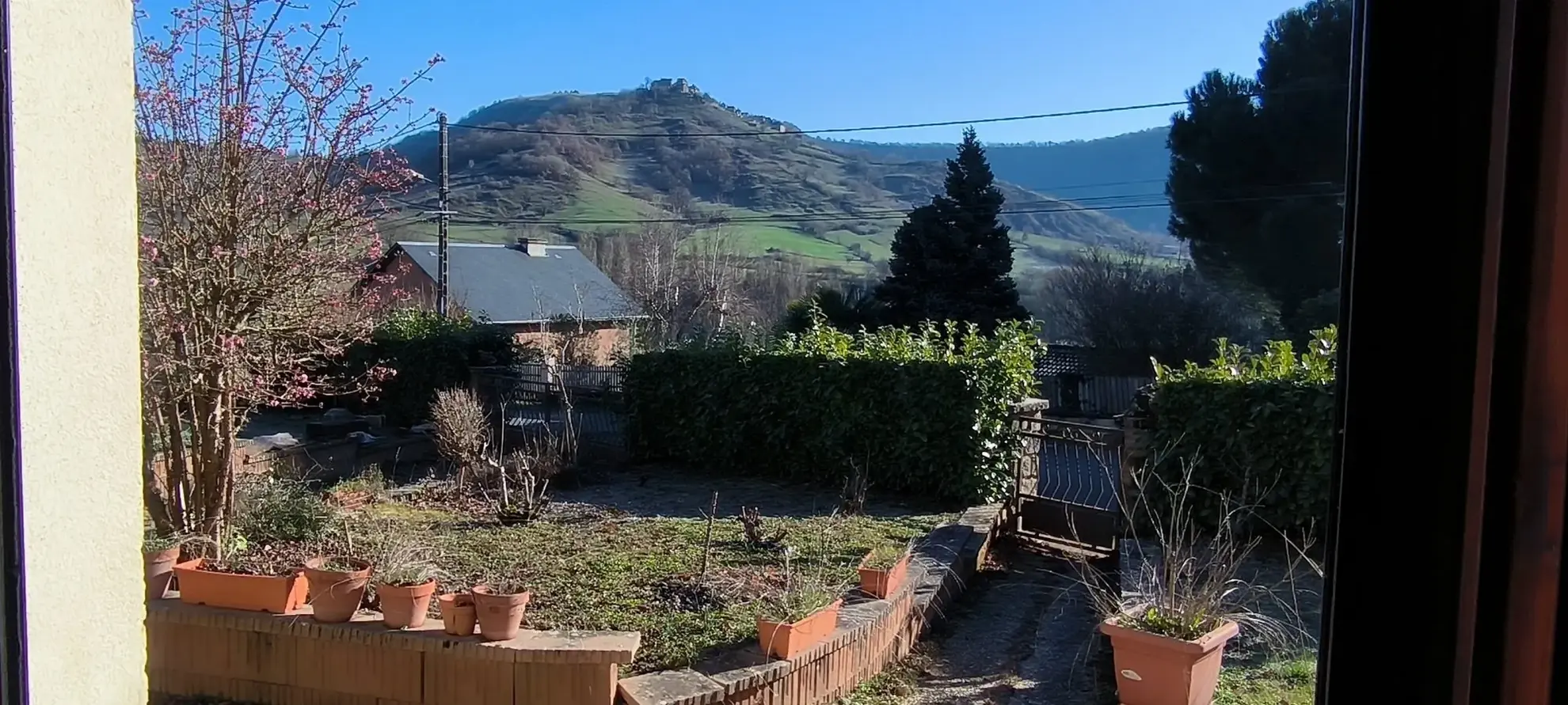 Maison 140 m² avec vue dégagée et jardin arboré à Clairvaux d’Aveyron 