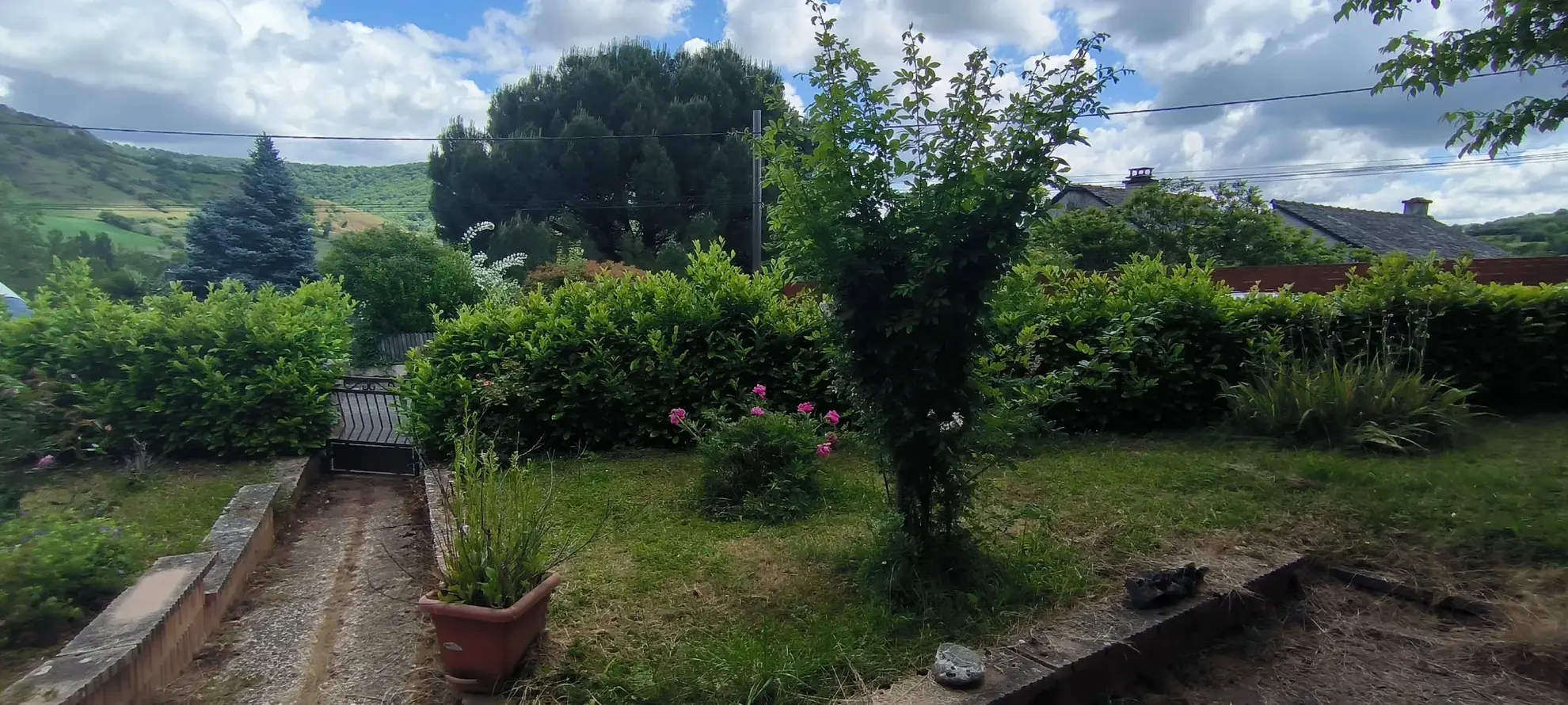 Maison 140 m² avec vue dégagée et jardin arboré à Clairvaux d’Aveyron 