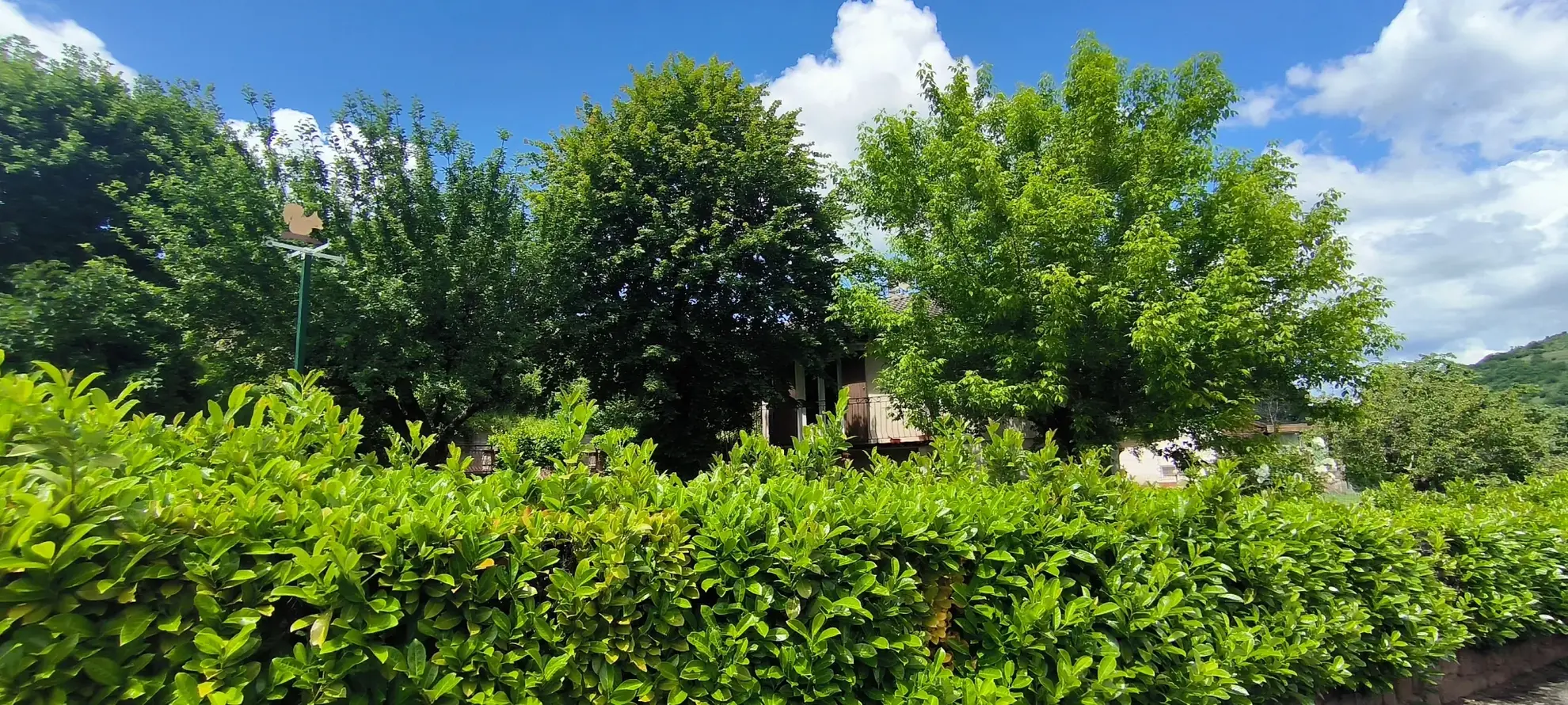 Maison 140 m² avec vue dégagée et jardin arboré à Clairvaux d’Aveyron 