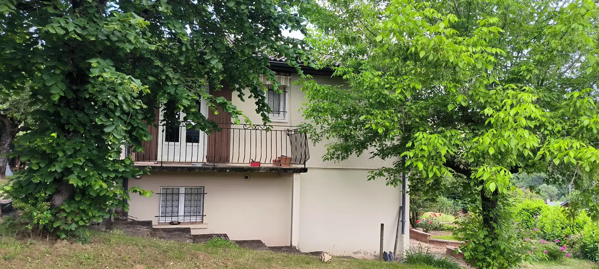 Maison 140 m² avec vue dégagée et jardin arboré à Clairvaux d’Aveyron 