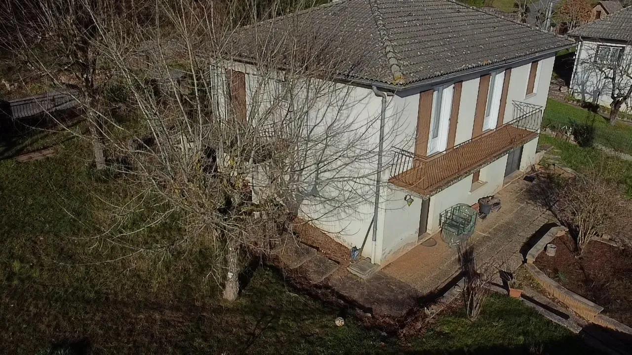Maison 140 m² avec vue dégagée et jardin arboré à Clairvaux d’Aveyron 
