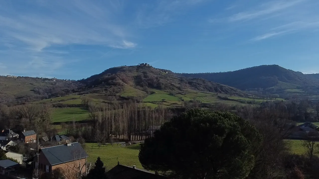 Maison 140 m² avec vue dégagée et jardin arboré à Clairvaux d’Aveyron 