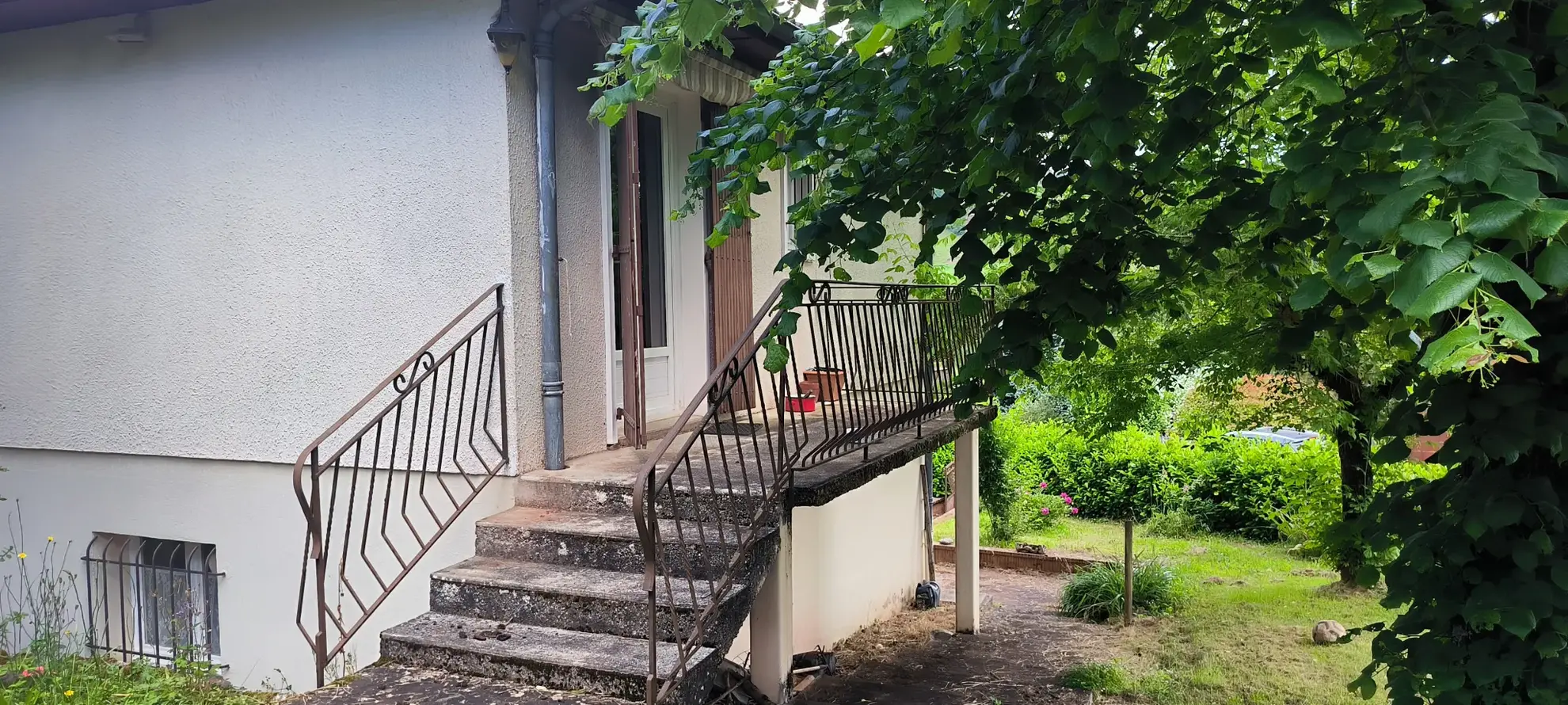 Maison 140 m² avec vue dégagée et jardin arboré à Clairvaux d’Aveyron 