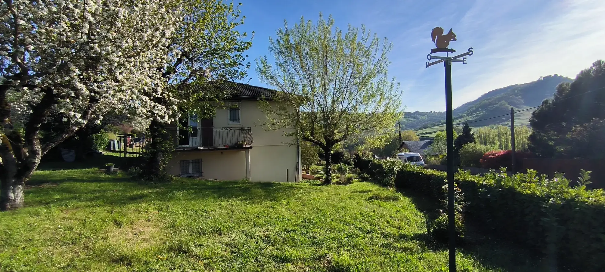 Maison 140 m² avec vue dégagée et jardin arboré à Clairvaux d’Aveyron 