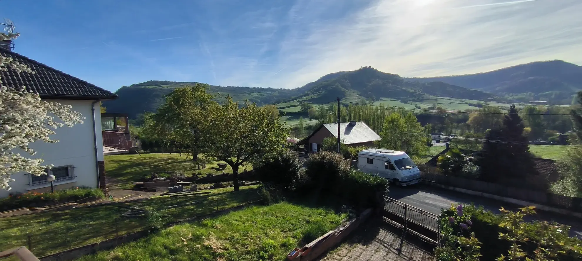 Maison 140 m² avec vue dégagée et jardin arboré à Clairvaux d’Aveyron 