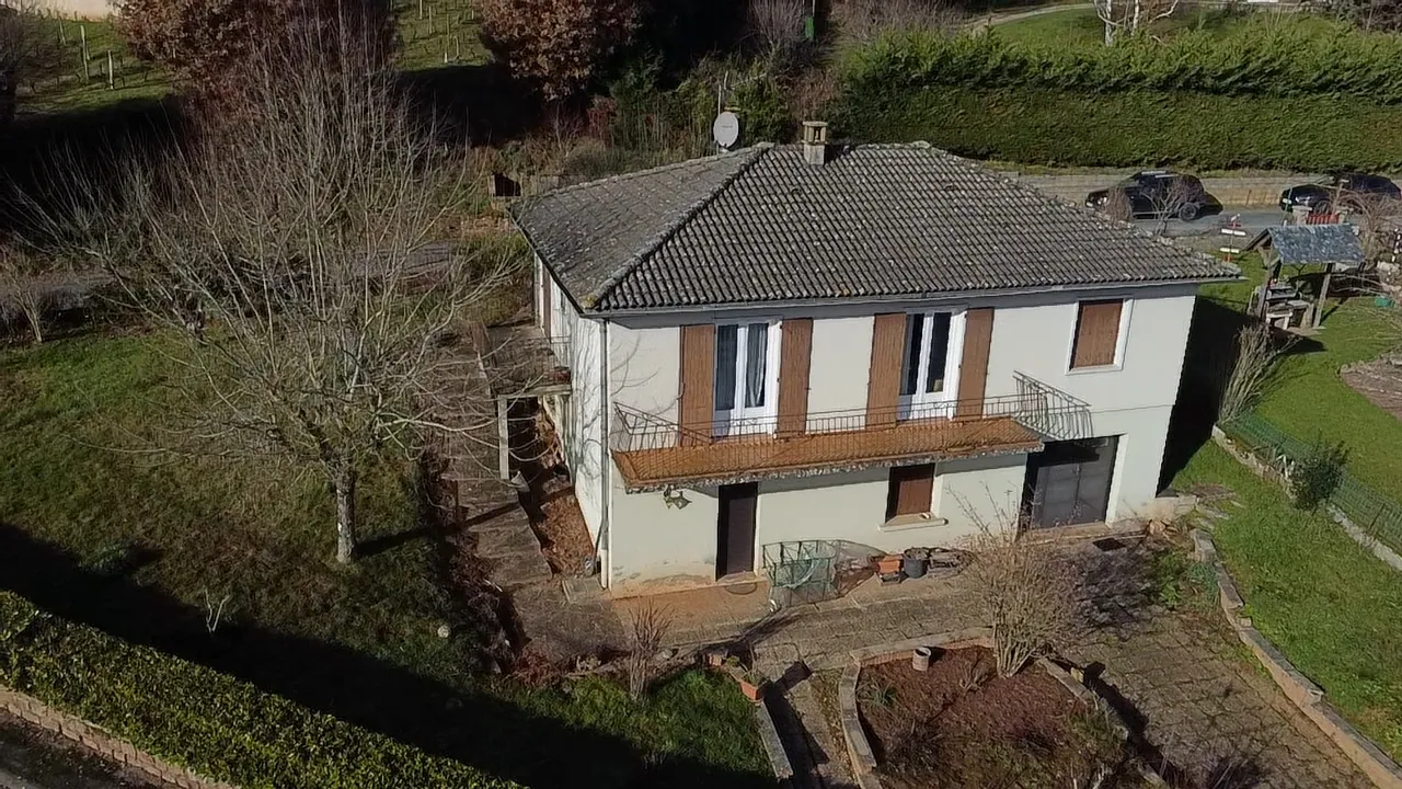 Maison 140 m² avec vue dégagée et jardin arboré à Clairvaux d’Aveyron 